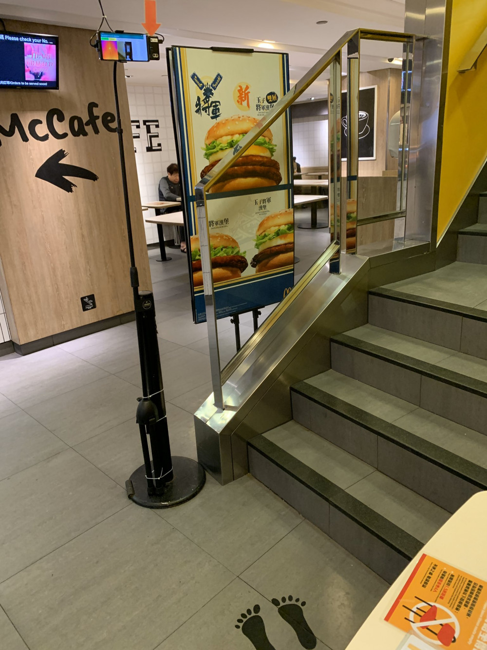 Một cửa hàng McDonald ở Hồng Kông có đặt một màn hình nhiệt để kiểm tra nhiệt độ cơ thể của khách hàng khi vào mua đồ ăn.