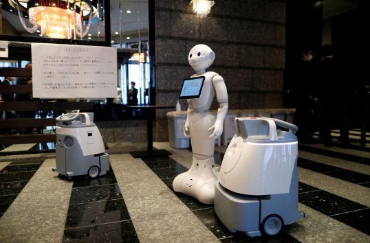 Pepper và hai robot lau dọn tại một khách sạn ở Tokyo.