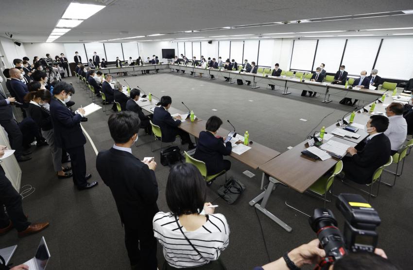 Một hội đồng chuyên gia của chính phủ Nhật Bản làm việc về các biện pháp chống lại COVID-19 vào thứ Sáu 1/5, tại Tokyo.