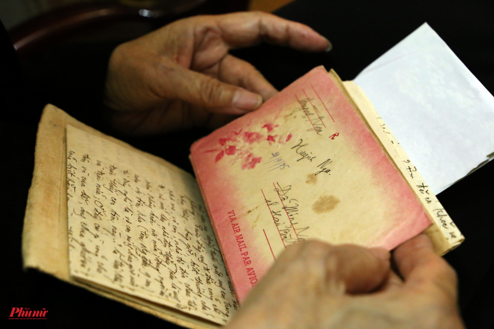 Những lá thứ của NSND Huỳnh Nga viết gửi vợ. Cho tới khi chồng qua đời, bà Nguyệt mới nhớ đến sự có mặt của xấp thư trong ngăn kéo.