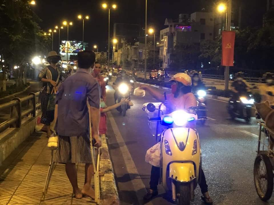 Cháo nóng trong đêm cho người lang thang trên đường Huỳnh Tấn Phát