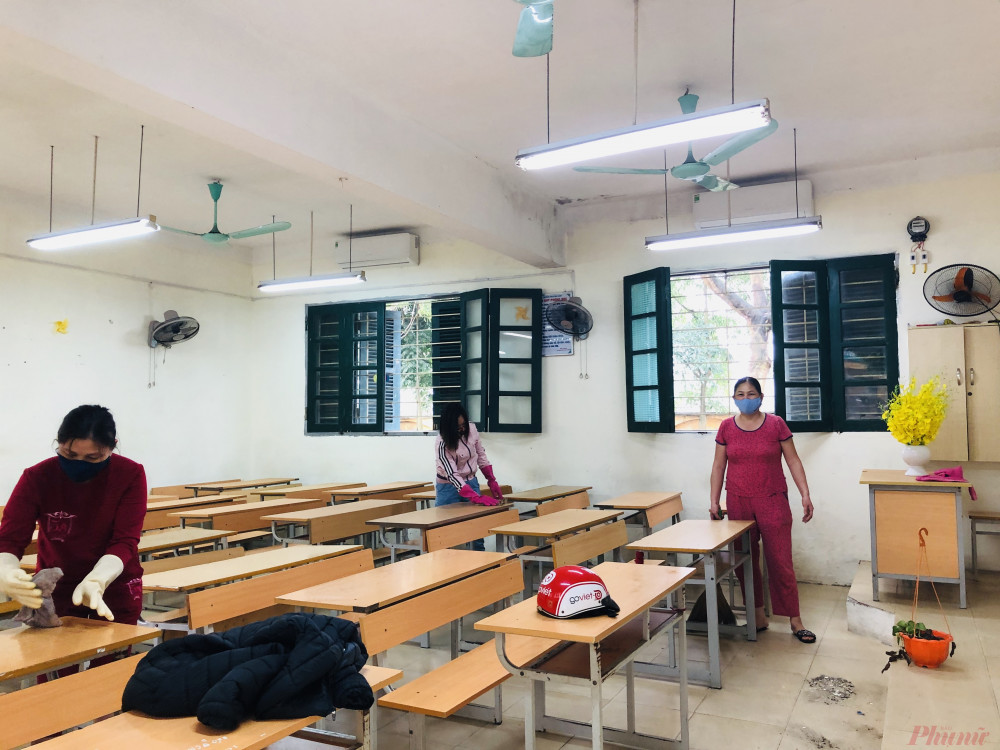 Các giáo viên trường THCS Lĩnh Nam tham gia dọn vệ sinh lớp học