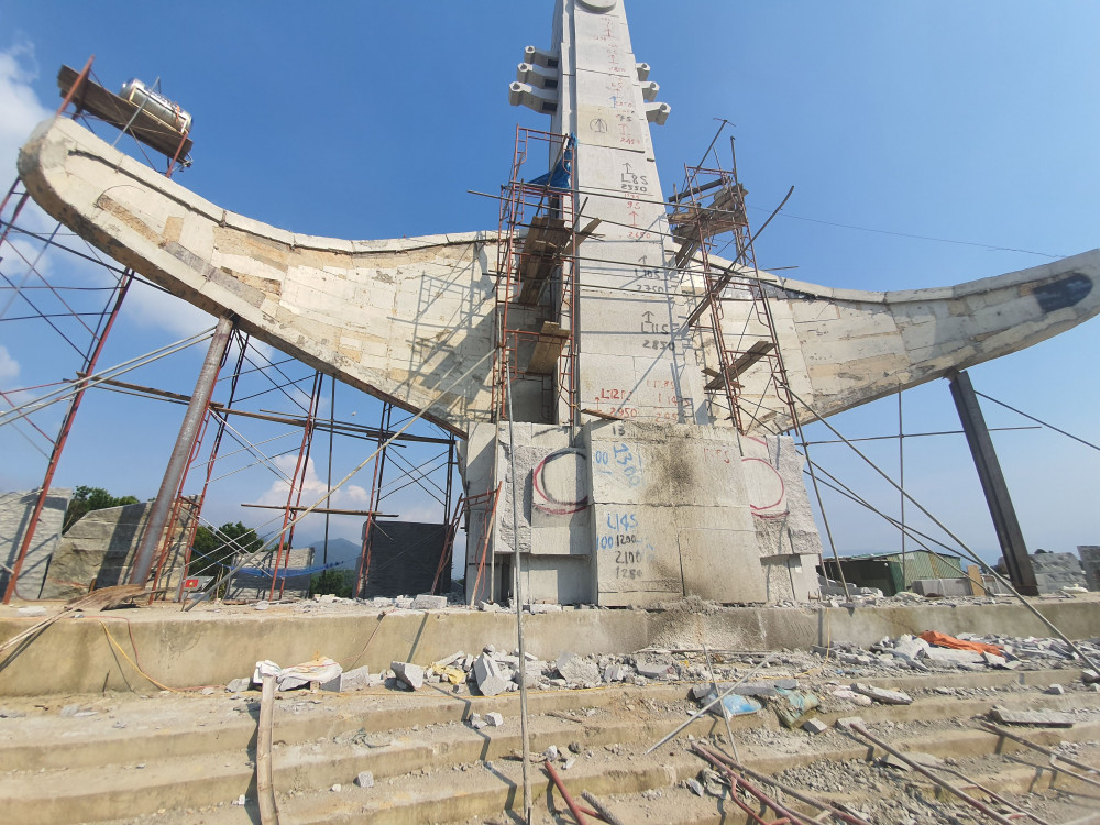 Ông Nguyễn Mạnh Hà, Chủ tịch UBND huyện Phước Sơn cho biết, năm 2010, Tượng đài Khâm Đức được xây dựng, nhưng sau đó hư hỏng, xuống cấp. Tháng 7/2017, tượng đài được được khởi công tu bổ, đến năm 2019 sẽ hoàn thành nhân kỷ niệm 50 năm giải phóng Khâm Đức.