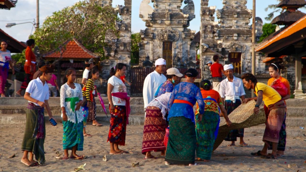 Một gia đình người Bali đi dã ngoại trước một ngôi đền ở bãi biển Batu Bolong ở Canggu trước đại dịch - Ảnh: Al Jazeera