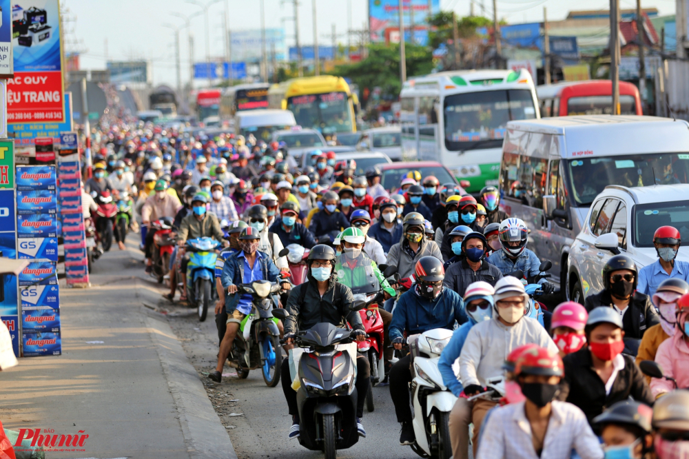 Theo ghi nhận của phóng viên Báo Phụ Nữ TPHCM, tại cửa ngõ phía Tây TPHCM từ gần 17 giờ ngày 3/5, đoạn Quốc lộ 1 qua địa bàn huyện Bình Chánh và quận Bình Tân, hàng ngàn phương tiện xếp ken kín mặt đường. 