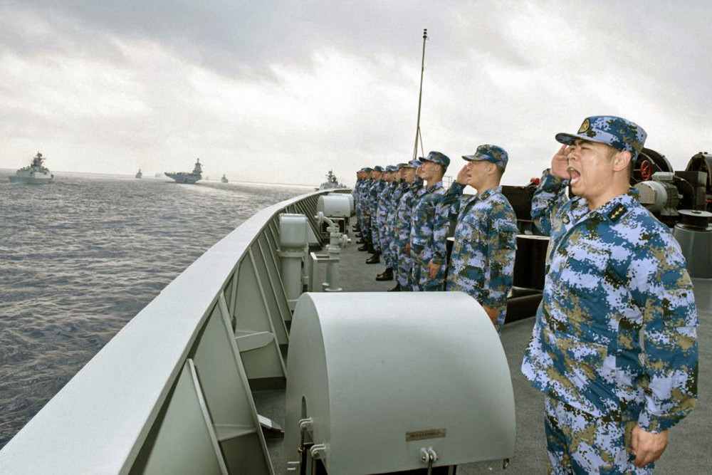 Một hạm đội của Hải quân PLA bao gồm tàu sân bay Liêu Ninh, tàu ngầm, tàu và máy bay chiến đấu tham gia tập trận ở Biển Đông ngày 12/4/2018 - Ảnh: VCG/Getty