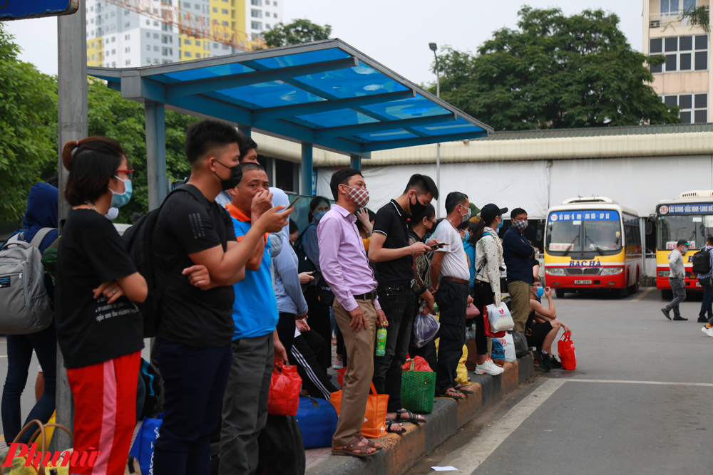 Trong các đám đông vẫn xuất hiện những người không tuân thủ việc phòng dịch.