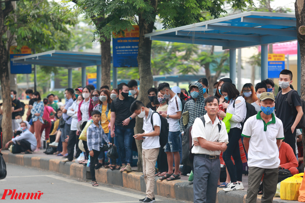 Càng về chiều, khu vực bến xe càng tập trung đông người.