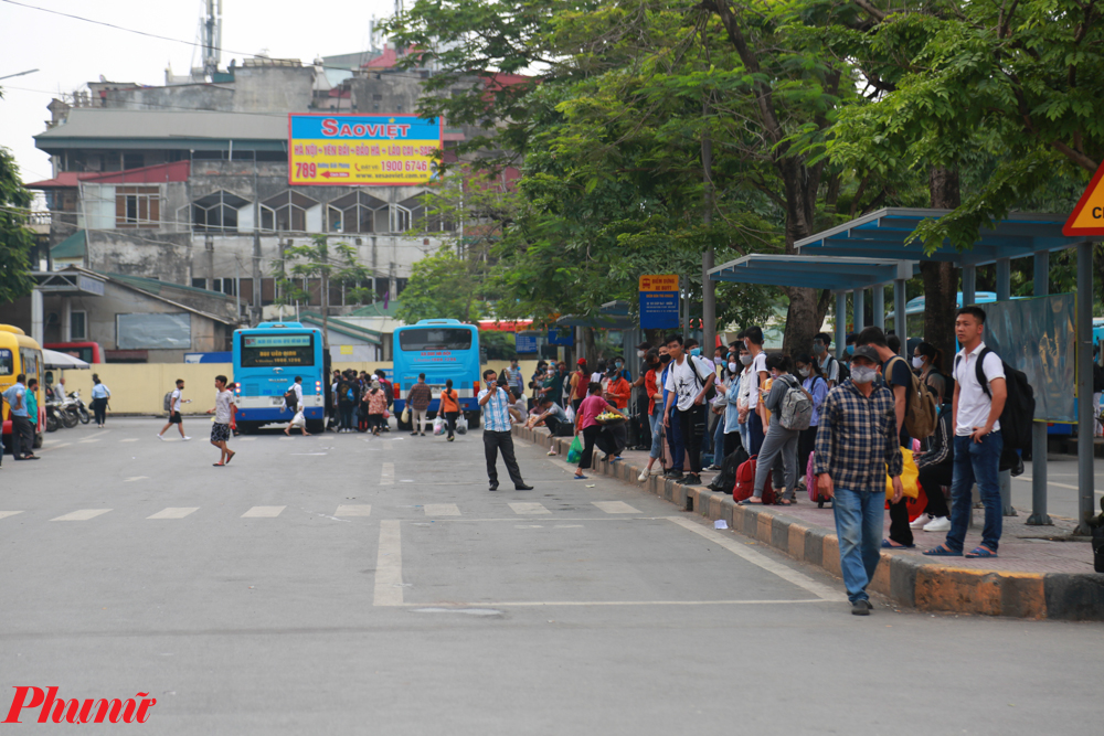 Khu vực chờ xe bus ngày càng tập trung đông người khi trời về tối.