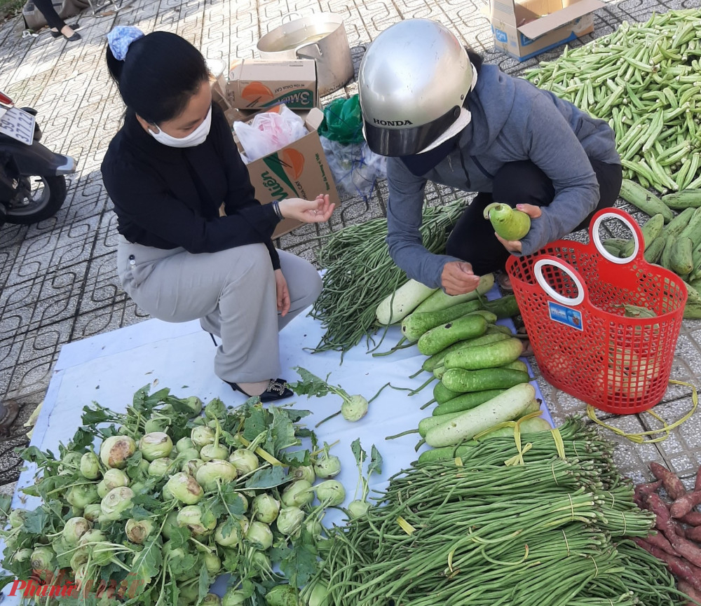 Phiên chợ trao niềm vui tại xã Xuân Thới Sơn, người dân lựa chọn, mua sắm thực phẩm với giá 0 đồng. 