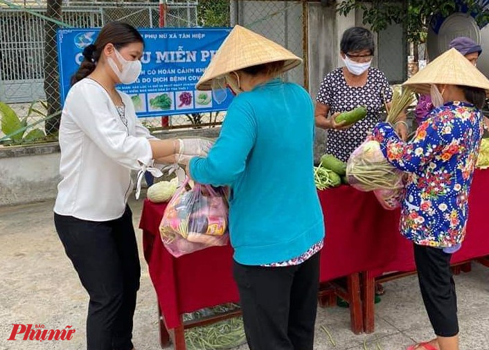 Ngoài rau củ qua, người khó khăn còm được tặng gạo, mì trứng và các nhu yếu phẩm dùng trong gia đình. 