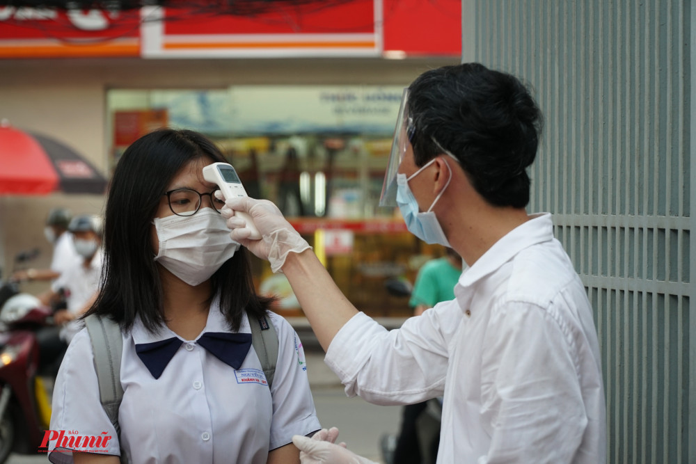 Tất cả học sinh và các bộ nhân viên trong nhà trường đều phải được đo thân nhiệt và sát khuẩn tay
