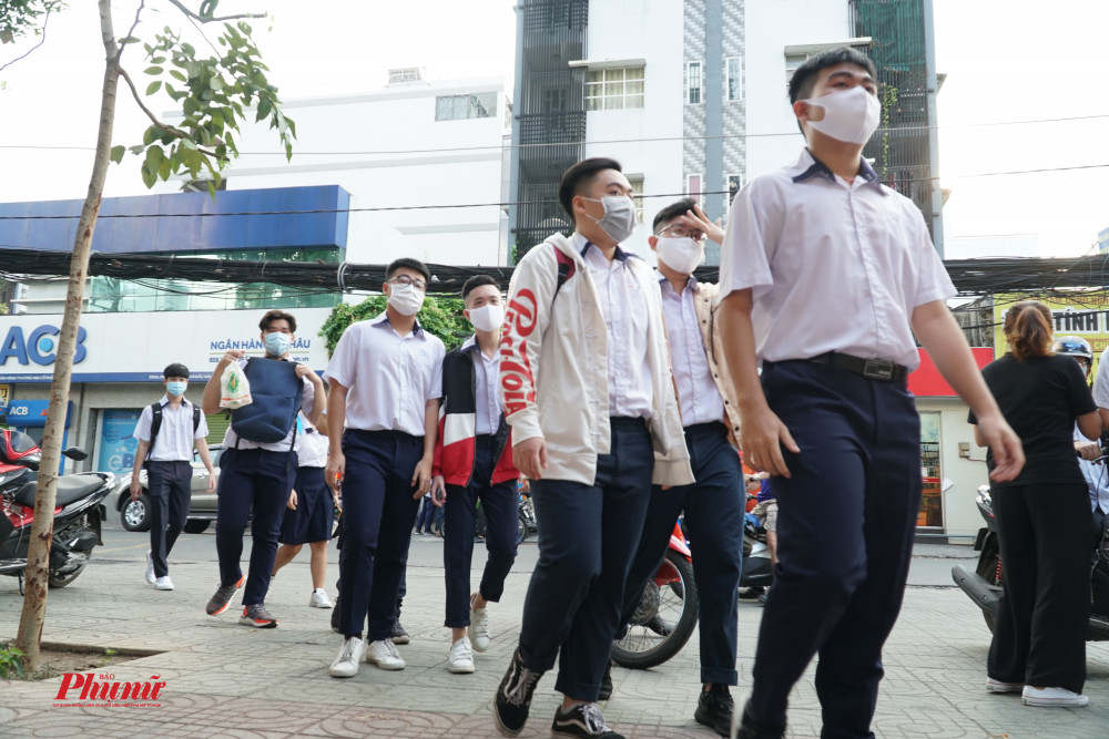 Các em học sinh xếp hàng ngay ngắn, không chen lấn và giữa khoảng cách khi và trường