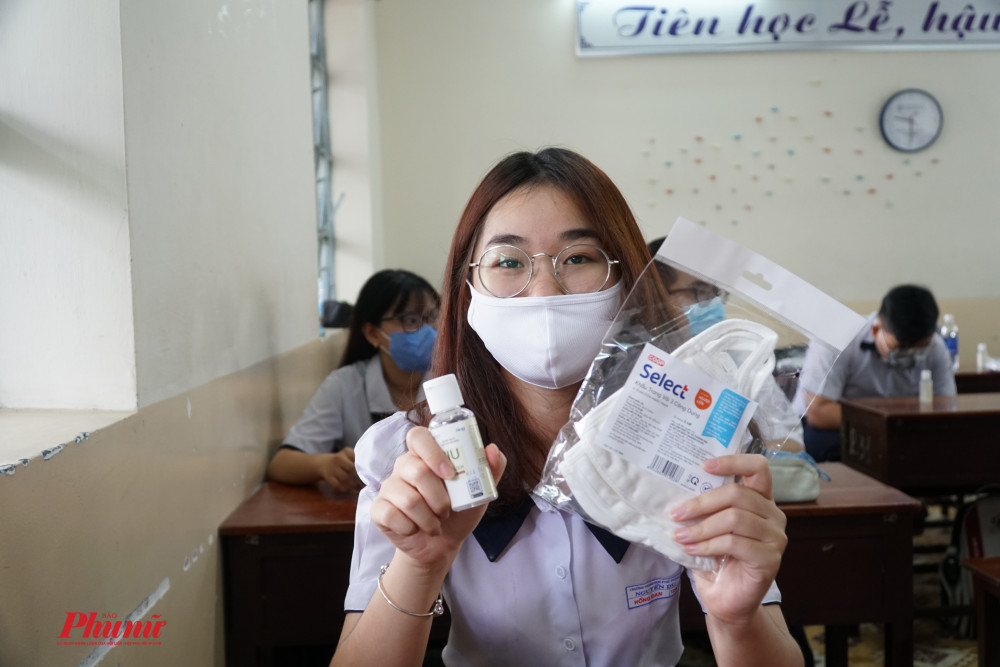 Mỗi em sẽ được tặng khẩu trăng và nước rửa tay