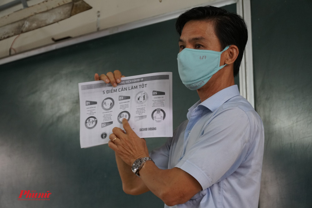 Giáo viên chủ nhiệm và người phổ biến và tuyên truyền cách phòng dịch cho các em