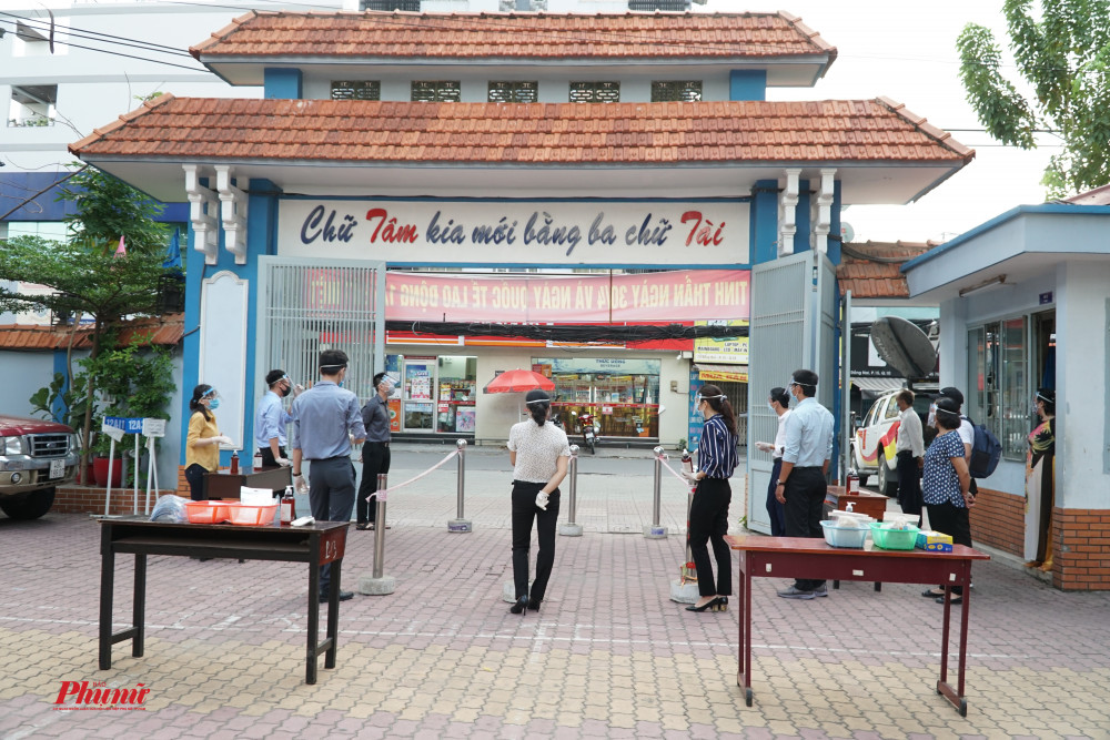 Tất cả cán bộ, công nhân viên, giáo viên nhà trường đều hỗ trợ các em học sinh vào lớp sáng nay