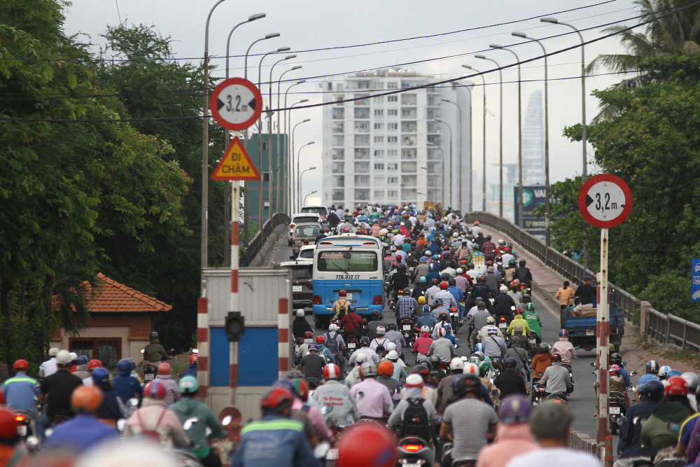 Kẹt xe kéo dài qua cầu Bình Triệu hướng từ quốc lộ 13 qua bến xe Miền Đông
