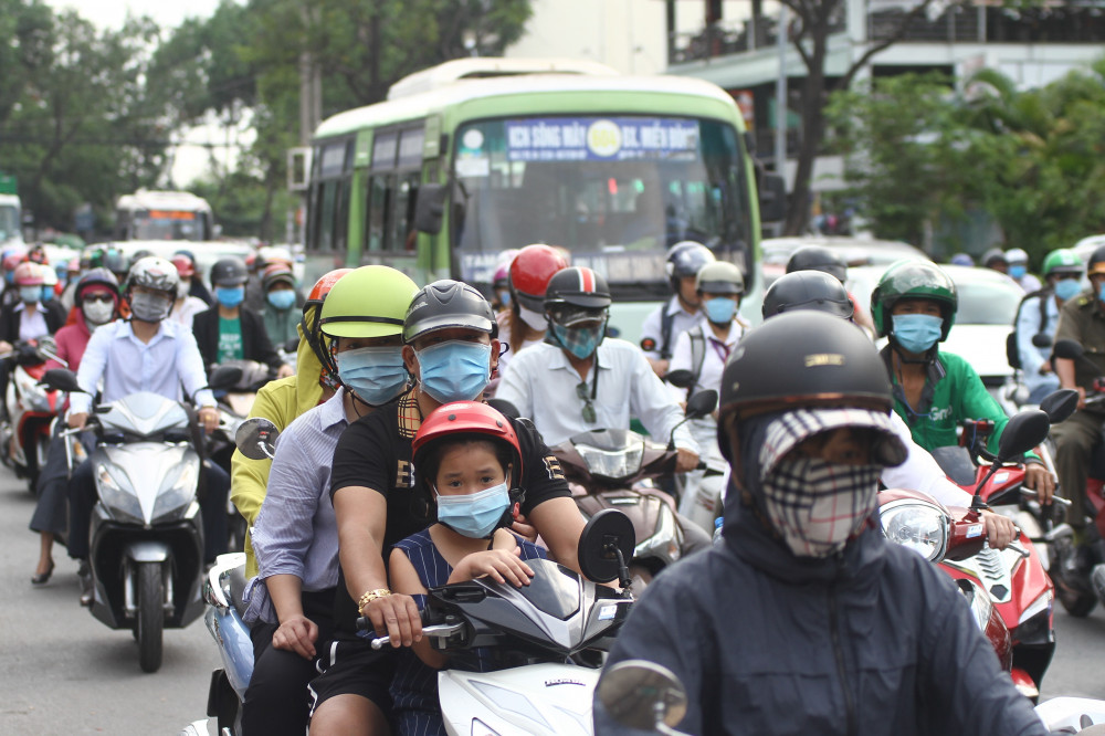 Nguyên nhân kẹt xe khu vực này là do xe khách từ các tỉnh khác đổ về bến xe Miền Đông. Bên cạnh đó, sáng nay TP cũng cho phép xe buýt hoạt động trở lại, học sinh nhiều cấp cũng bắt đầu đi học trở lại đã gây áp lực giao thông