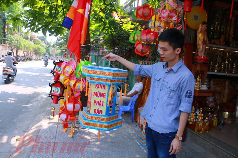 Thậm chí giá mỗi cặp đèn thùng được làm công phu, dù bán mỗi cặp đèn chỉ hơn 300 nghìn/1 cặp nhưng hiện tại vẫn còn tồn dư gần cả trăm cạp đèn loại này