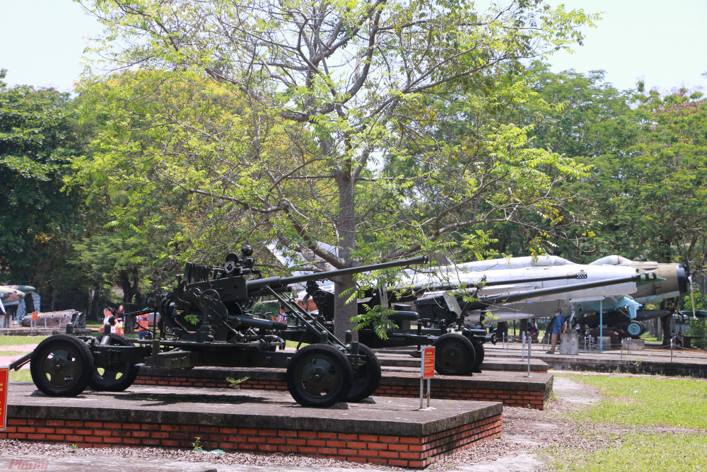 Theo BTLS tỉnh Thừa Thiên-Huế, vấn đề được quan tâm là di dời 6 xe tăng, 6 khẩu pháo tự hành, 4 máy bay và một số đuôi máy bay... có kích thước và thể trọng lớn, nặng đến hàng tấn