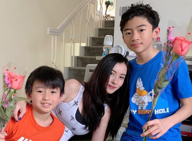 Trương Bá Chi nuôi dưỡng 2 con sau khi ly hôn Tạ Đình Phong