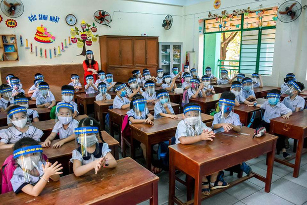 Học sinh Trường Tiểu học Núi Thành đeo tấm chắn giọt bắn trong lớp học - Ảnh: Vietnamnet