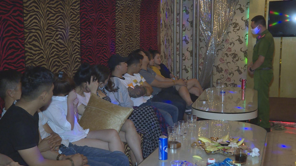 Hàng chục thanh niên, nam nữ mở tiệc ma túy trong quán karaoke