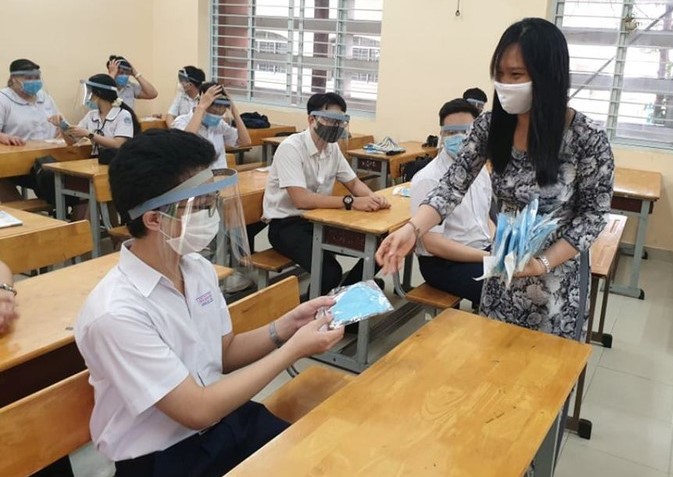 Theo các chuyên gia y tế, viêc học sinh vừa đeo khẩu trang vừa đeo mặt nạ chống giọt bắn là không cần thiết
