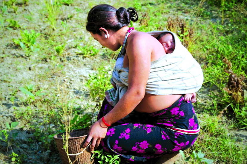 Người mẹ Bangladesh vừa làm việc vừa được ở bên con. Đi đâu và làm gì, chỉ cần có thể ở bên cạnh để con luôn trong tầm mắt mình và chăm sóc cho con thì mọi mệt nhọc đều tan biến - Ảnh: Getty Images