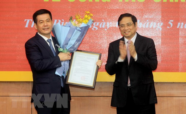 rưởng Ban Tổ chức TƯ Phạm Minh Chính trao quyết định của Bộ Chính trị cho ông Nguyễn Hồng Diên. Ảnh: TTXVN