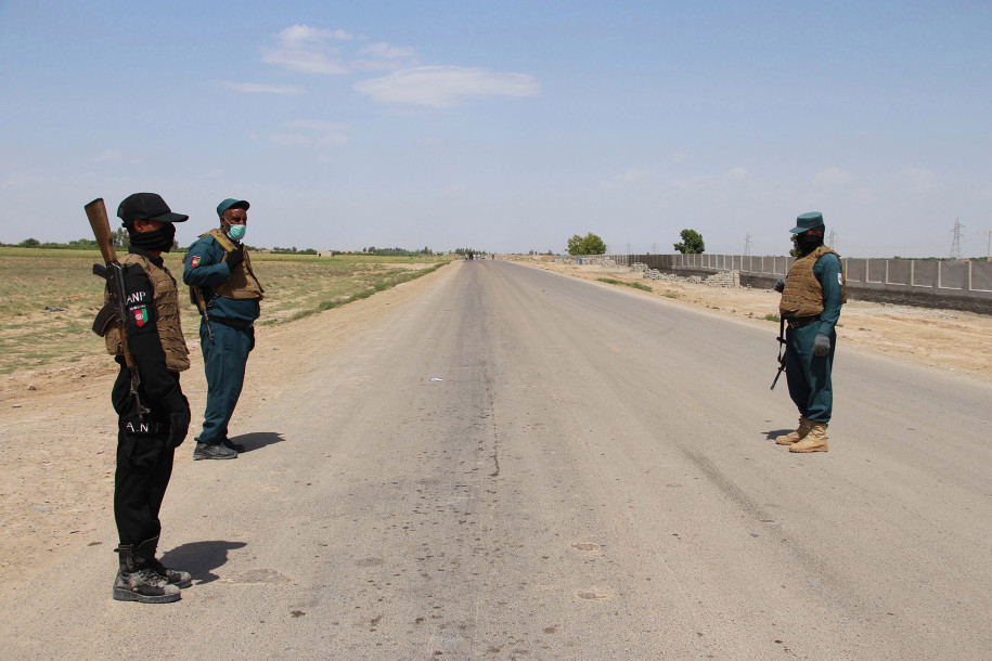 Các quan chức an ninh Afghanistan kiểm tra người dân tại một chốt kiểm dịch ở tỉnh Helmand. Các cuộc tấn công khủng bố ở Afghanistan thời gian này xuống đến mức zero - Ảnh: EPA