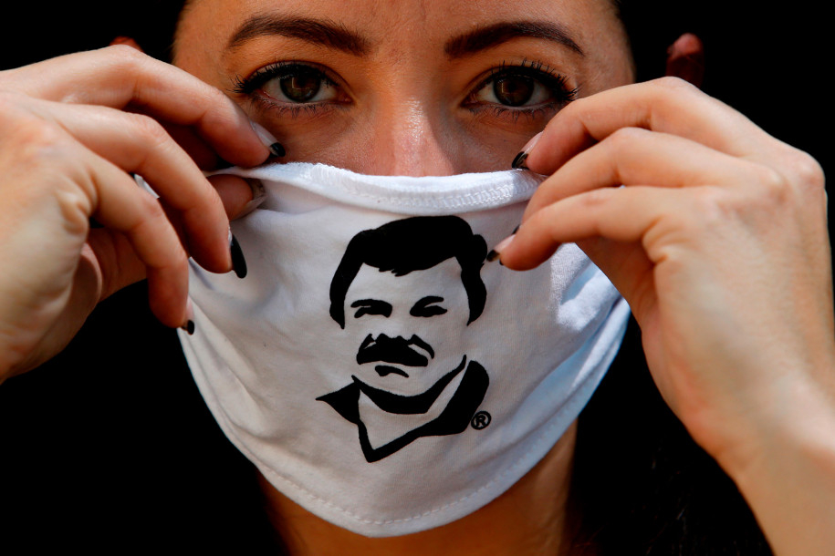 Một khẩu trang có hình ảnh trùm ma túy El Chapo - Ảnh: Getty Images