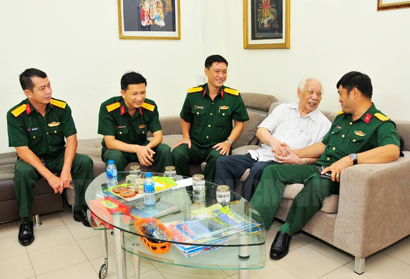 Đoàn đến thăm Trung tướng Nguyễn Văn Thái, cựu chiến binh tham gia chiến dịch Điện Biên Phủ.