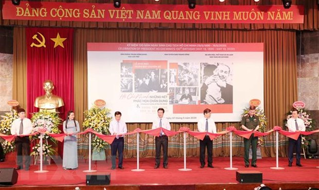 Trưởng ban Tuyên giáo Trung ương Võ Văn Thưởng và các đại biểu cắt băng khai mạc - Ảnh: Phương Hoa/TTXVN