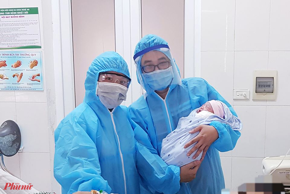 Bé gái nặng 3,5kg chào đời trong khu cách ly đặc biệt của bệnh viện