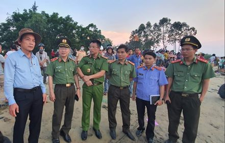 Thiếu tướng Nguyễn Đức Dũng - Giám đốc CA tỉnh Quảng Nam chỉ đạo tìm kiếm