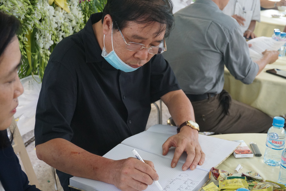 Nhạc sĩ Đinh Trung Cẩn, Ủy viên BCH Hội Âm nhạc TPHCM - Giám đốc Trung tâm Bảo vệ quyền tác giả phía Nam xúc động ghi những dòng chữ trong sổ tang, vĩnh biệt người anh kính mến của ông.