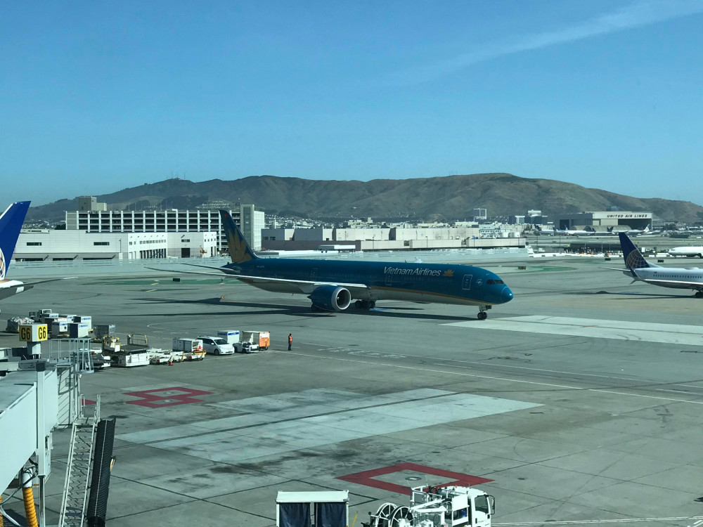 Máy bay số hiệu VN-A879 dừng tại sân bay San Francisco để đón hơn 340 công dân về nước.