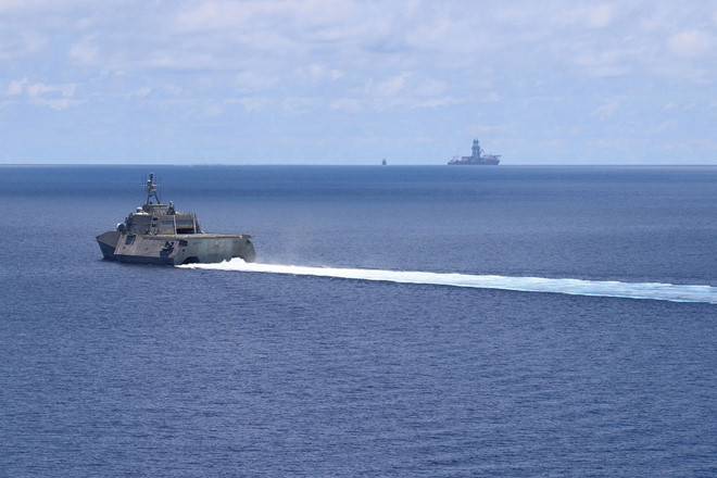 Tàu tác chiến cận bờ USS Montgomery của Mỹ hoạt động tại khu vực tàu khoan West Capella của Malaysia hoạt động. (Ảnh: US Navy)
