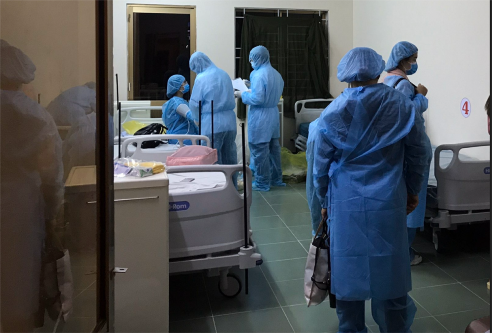 Nhân viên y tế trực đêm trong phòng, chống dịch COVID-19