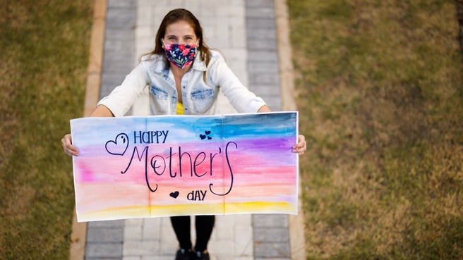 Có nhiều cách để bày tỏ tình yêu đối với mẹ trước tình hình dịch bệnh. Ảnh: Australian News