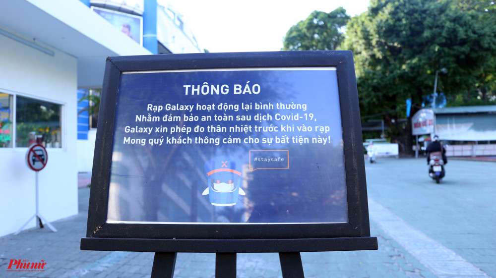 Rạp Galaxy Nguyễn Du, quận 1 đặt bảng thông báo ngay tại cổng ra vào để người đi đường tiện theo dõi về lịch hoạt động trở lại cũng như quy định đo thân nhiệt trước khi vào rạp.