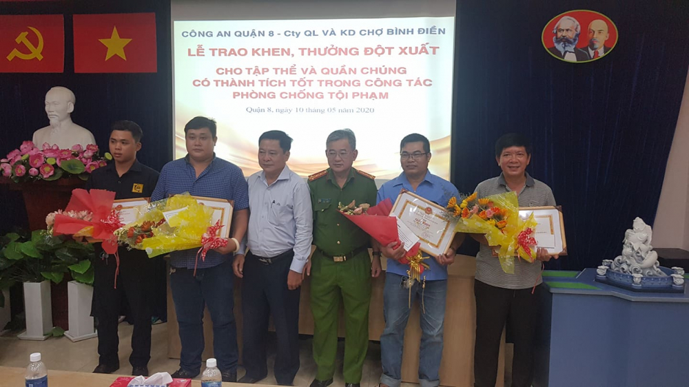Khen thưởng 3 người dân bắt 2 đối tượng dùng súng điện cướp hơn 120 triệu đồng tiểu thương chợ Bình Điền.