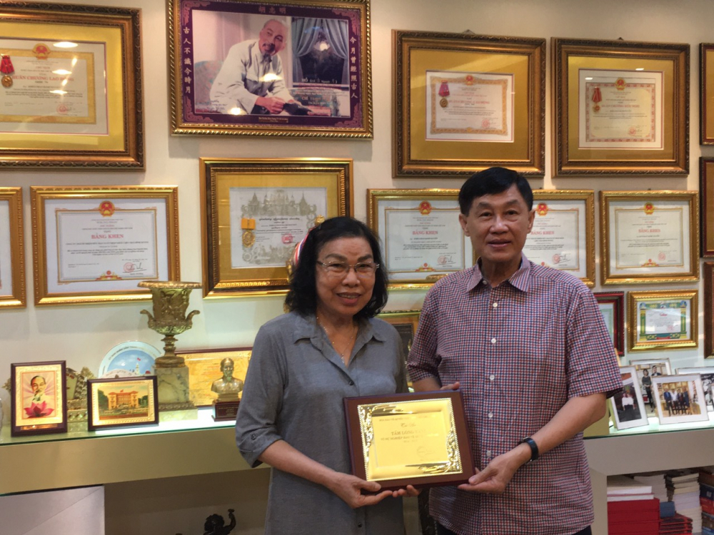Bà Mai Thị Ngọc Mai - Chủ tịch Hội bảo vệ Quyền trẻ em TPHCM nhận 500 triệu mà ông Jonathan Hạnh Nguyễn hỗ trợ cho công tác của Hội