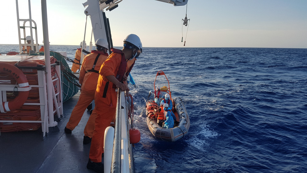Tàu cứu nạn tiếp cận đưa ngư dân bị đau lên cứu chữa