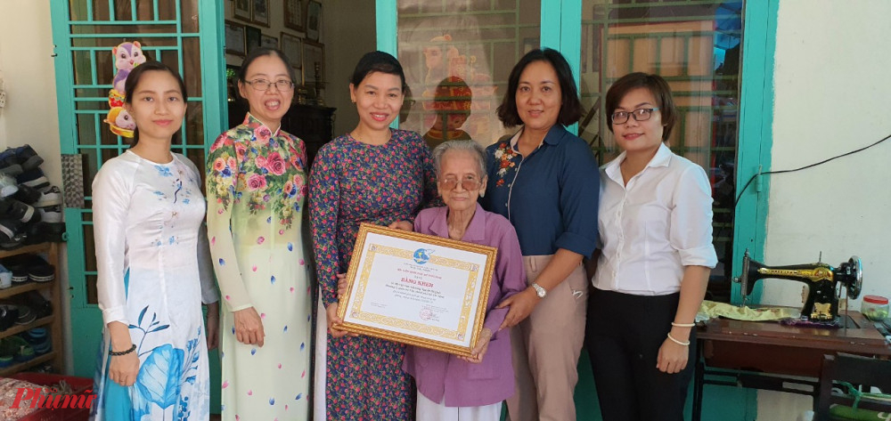 Hội LHPN TPHCM tặng Bằng khen của Trung ương Hội đến Mẹ Quýt. 