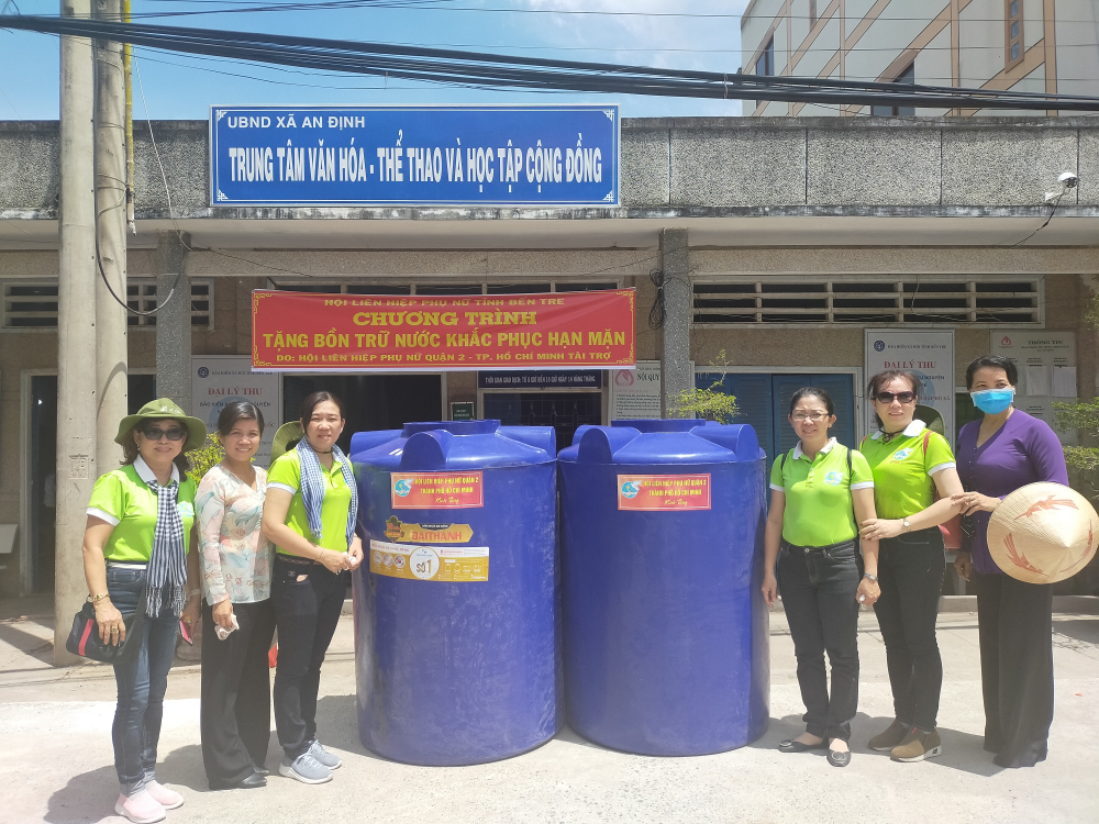 Những bồn chứa nước ngọt do Hội LHPN quận 2 vận động Mạnh Thường Quân dành tặng bà con xã An Định, huyện Mỏ Cày Nam, tỉnh Bến Tre. 