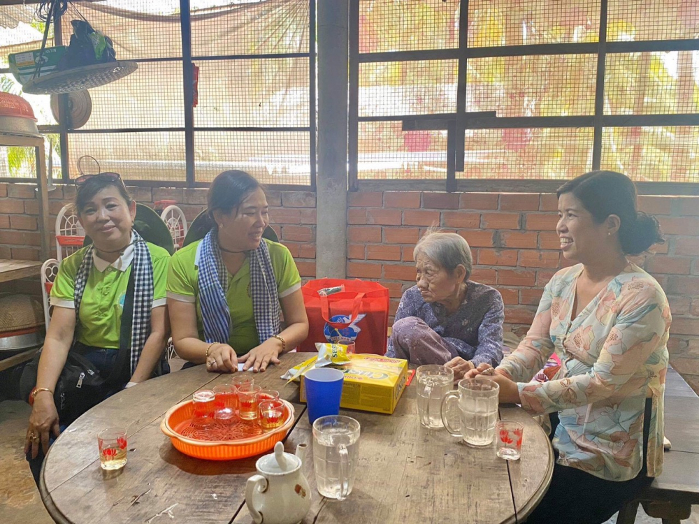 Bà Nguyễn Thị Tuyết Nga (thứ 2, từ trái qua) - Chủ tịch Hội LHPN quận 2 - hỏi thăm sức khỏe Mẹ Tây. 