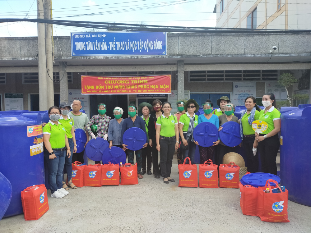 Thực phẩm, khẩu trang, nước rửa tay, xà phòng và bồn chứa nước đến tay bà con vùng hạn mặn. 