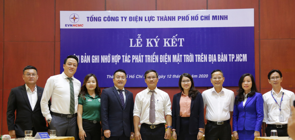 Lãnh đạo EVNHCMC cùng các đối tác ký kết bản ghi nhớ hợp tác phát triển diện mặt trời- ảnh Lan Chi